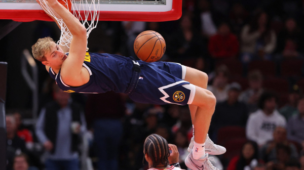 Kad nema Jokića, Tajson kolo vodi