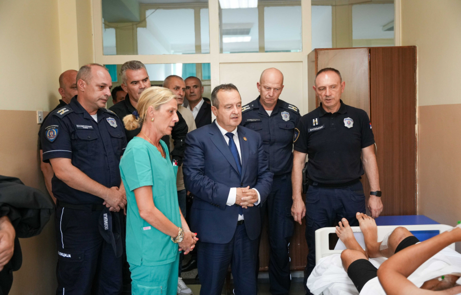 Dačić posetio povređenog policajaca: Iako ranjen, pokušao da zaustavi albanskog teroristu