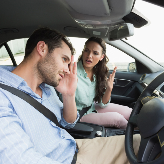 Prijavio ženu jer ga ometa dok vozi – morala je da plati kaznu