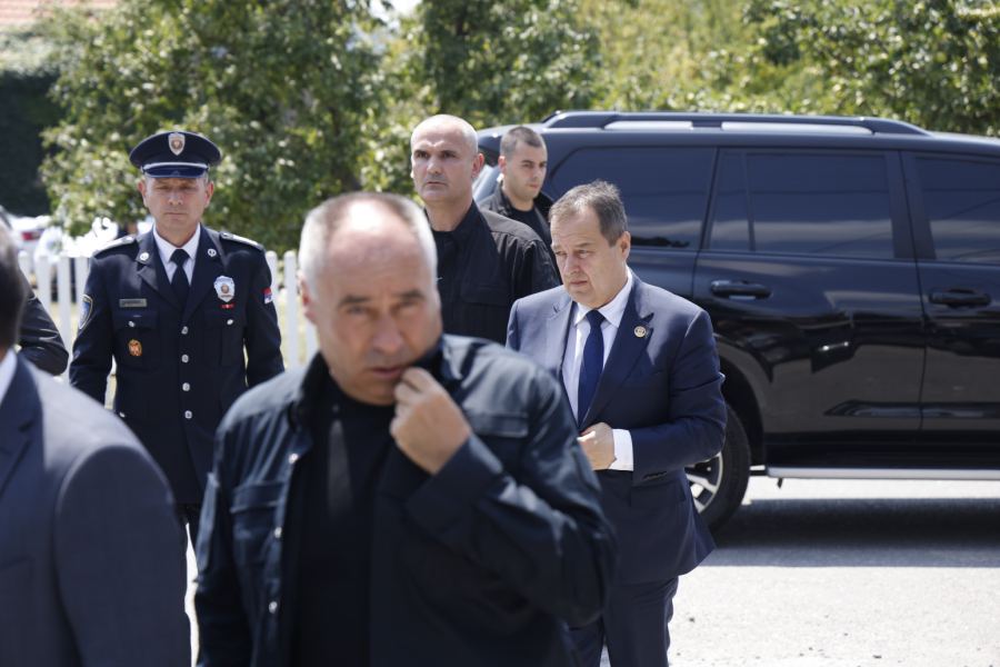 Srbija tuguje; Sahranjen policajac Krsmanović: Pucnji u Nikolu su pucnji u sve nas FOTO