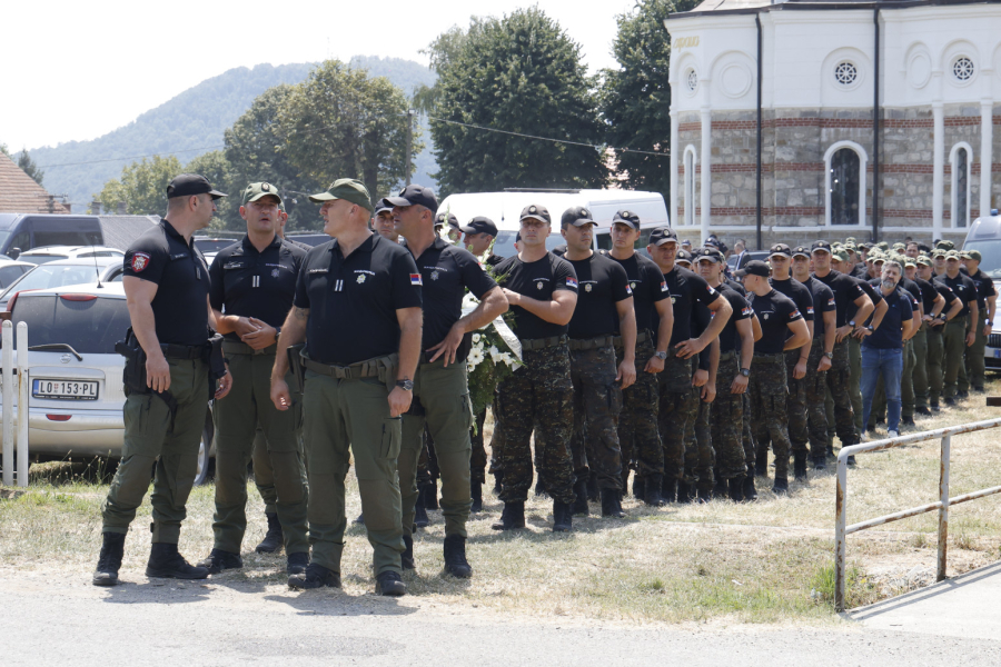 Srbija tuguje; Sahranjen policajac Krsmanović: Pucnji u Nikolu su pucnji u sve nas FOTO