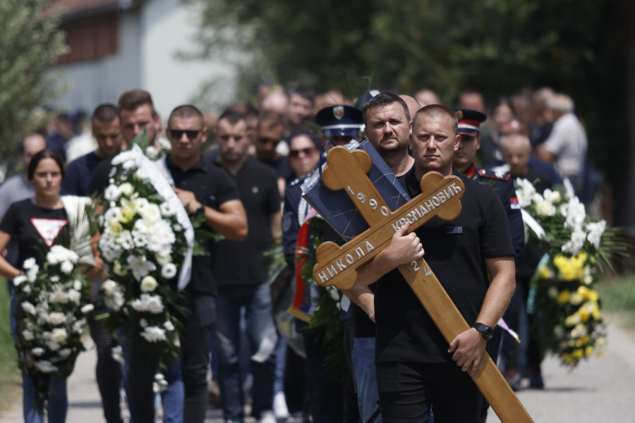 Srbija tuguje; Sahranjen policajac Krsmanović: Pucnji u Nikolu su pucnji u sve nas FOTO