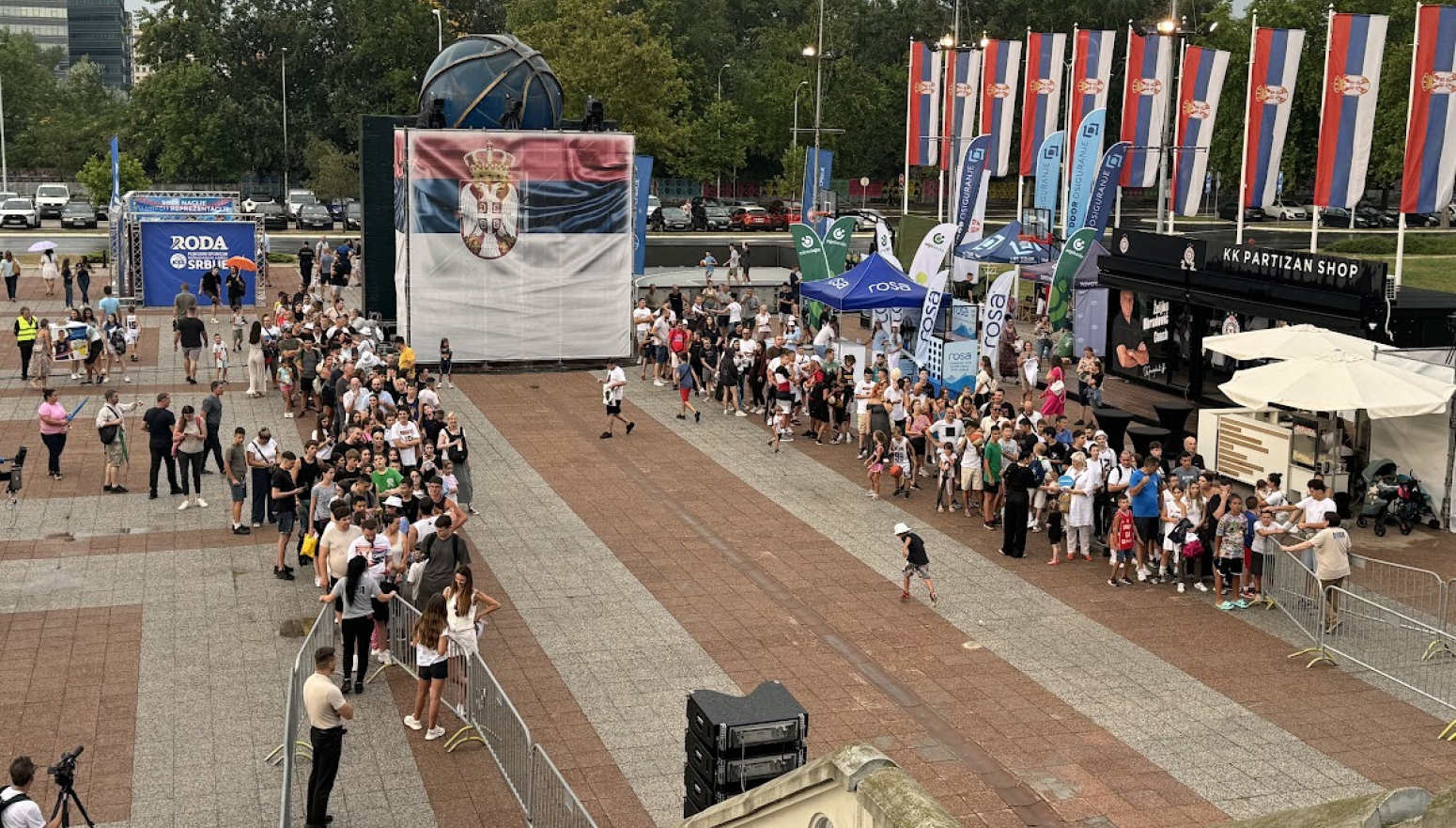 Kiša nije rasterala ljude – navijači čekaju Jokića, Bogdana i ekipu VIDEO