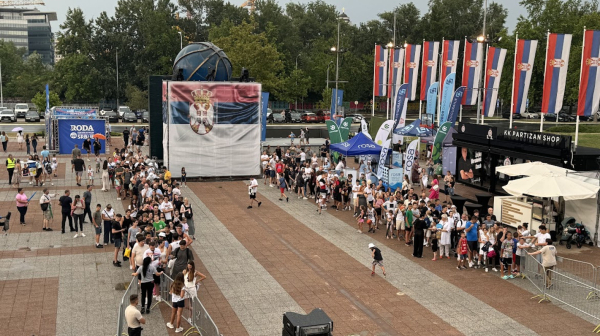 Kiša nije rasterala ljude – navijači čekaju Jokića, Bogdana i ekipu VIDEO