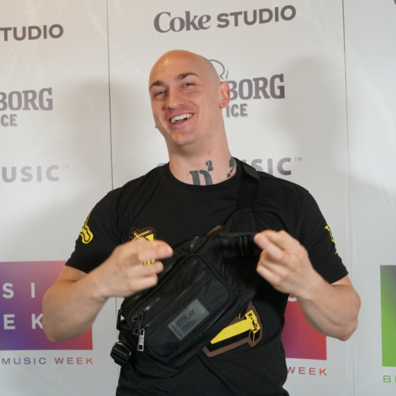 Reper rendao kačkavalj po fanovima, javnost zgrožena VIDEO