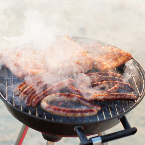 Turisti šokirani prizorima na grčkim plažama: Peku paprike, imaju slavski sto i ogovaraju selo ANKETA
