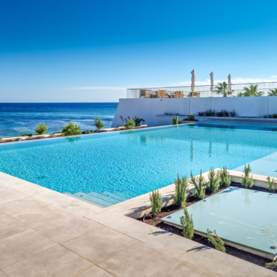 Mladići iz Srbije prevareni u Grčkoj: Rezervisali vilu sa bazenom, a dobili gumeni VIDEO