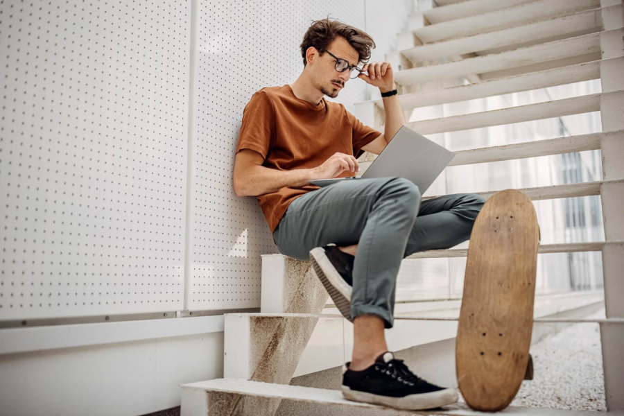 Savršena kombinacija: Tanak i lagan laptop sa velikim ekranom