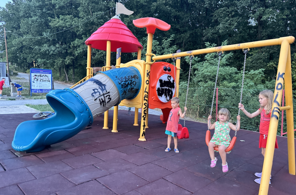 Huligani upali na dečje igralište i demolirali ga FOTO