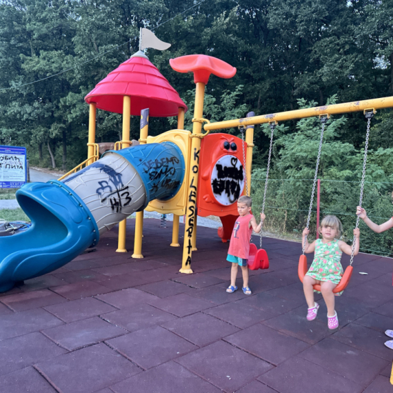 Huligani upali na dečje igralište i demolirali ga FOTO