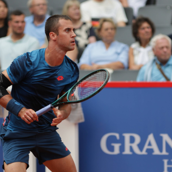 Đere dobro krenuo, pa izgubio 8 gemova u nizu i ispao