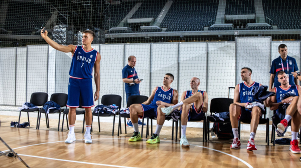 Košarkaši Srbije pozirali u Lilu FOTO/VIDEO