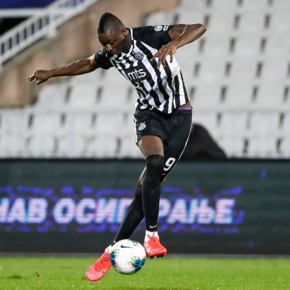 Sadik na meti crveno-belih