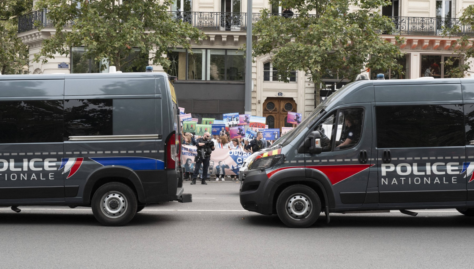 Francuzi "očistili" Pariz od migranata i beskućnika pred OI VIDEO