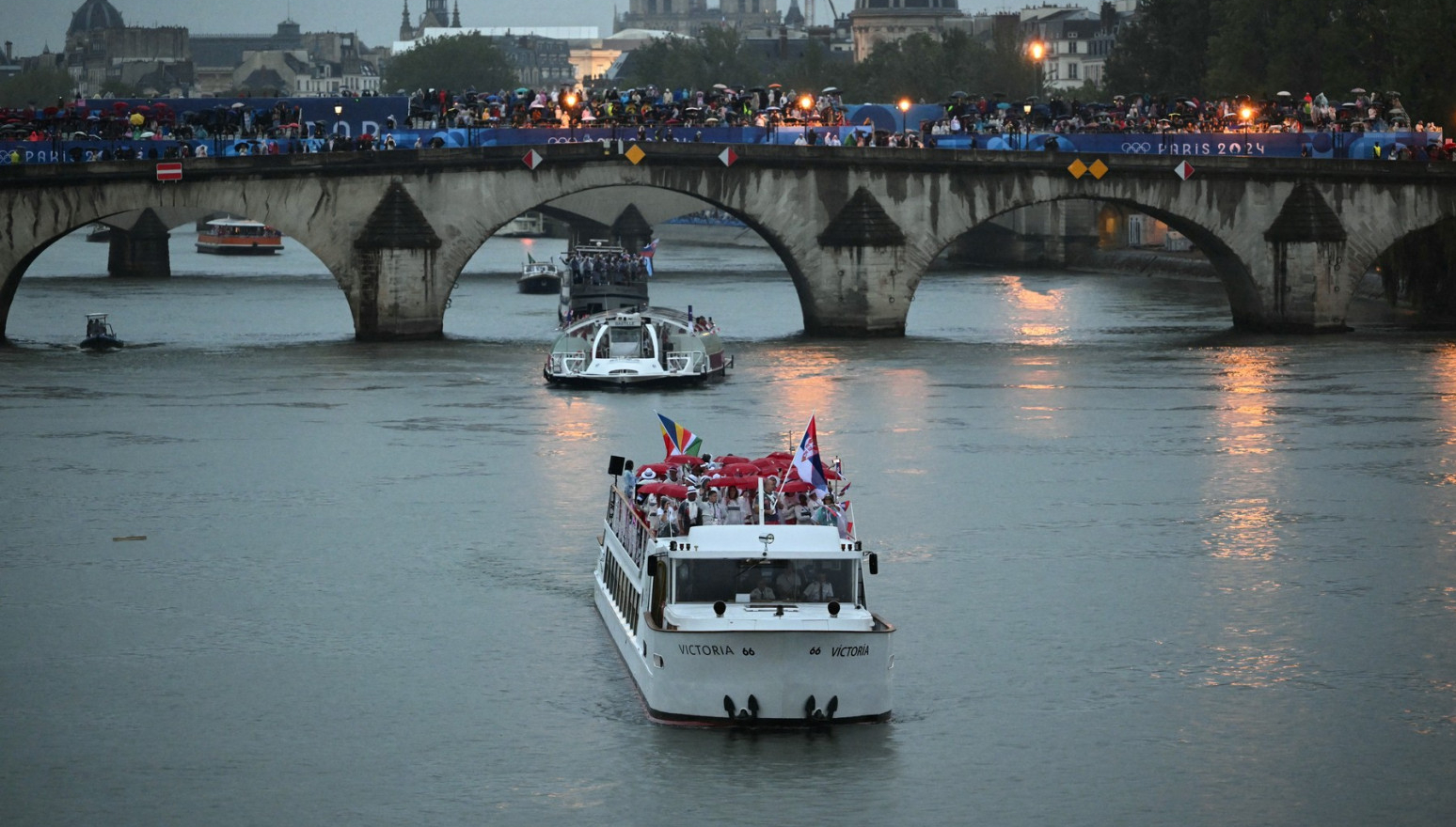 Srpski olimpijci prkosili mraku i kiši: Defile Senom pred velika dela VIDEO/FOTO