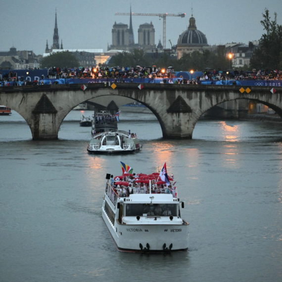 Srpski olimpijci prkosili mraku i kiši: Defile Senom pred velika dela VIDEO/FOTO