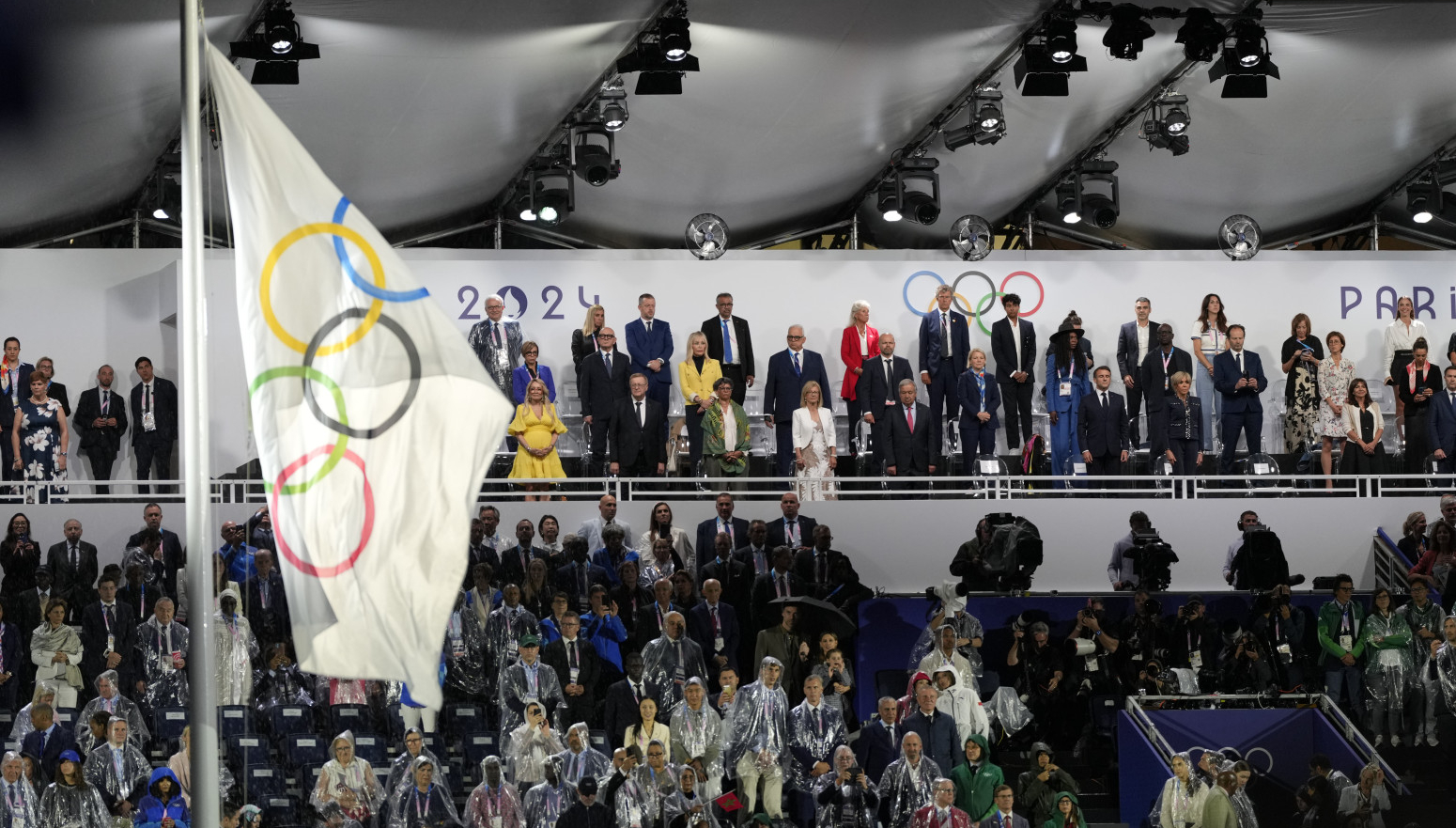 Još jedan gaf: Olimpijsku zastavu okrenuli naopako! VIDEO