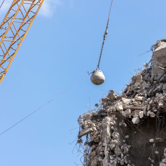 Ruši se oronula zgrada – na tom mestu niče višespratnica