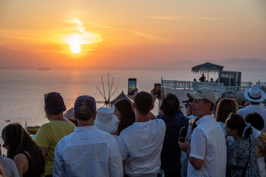 Invazija turista na popularno grčko ostrvo: Lokalno stanovništvo očajno, razmatraju se mere FOTO