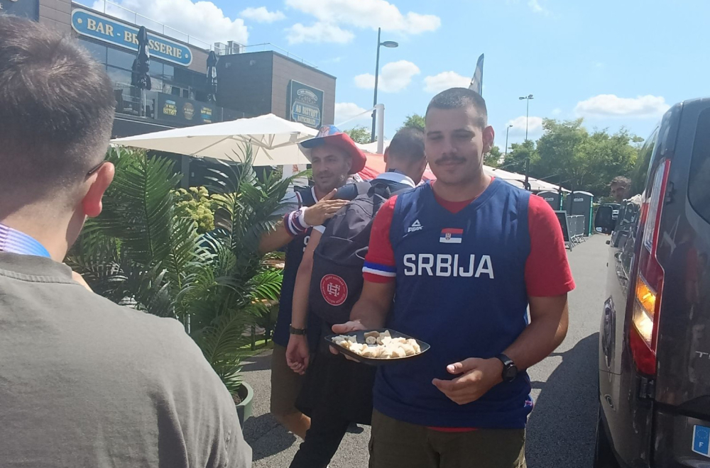 Pogača i so – navijači Srbije prave feštu pred Amere FOTO/VIDEO