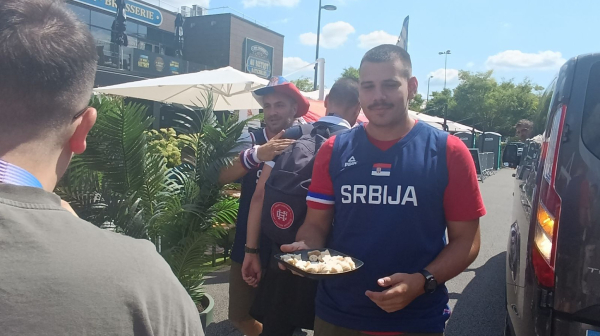 Pogača i so – navijači Srbije prave feštu pred Amere FOTO/VIDEO