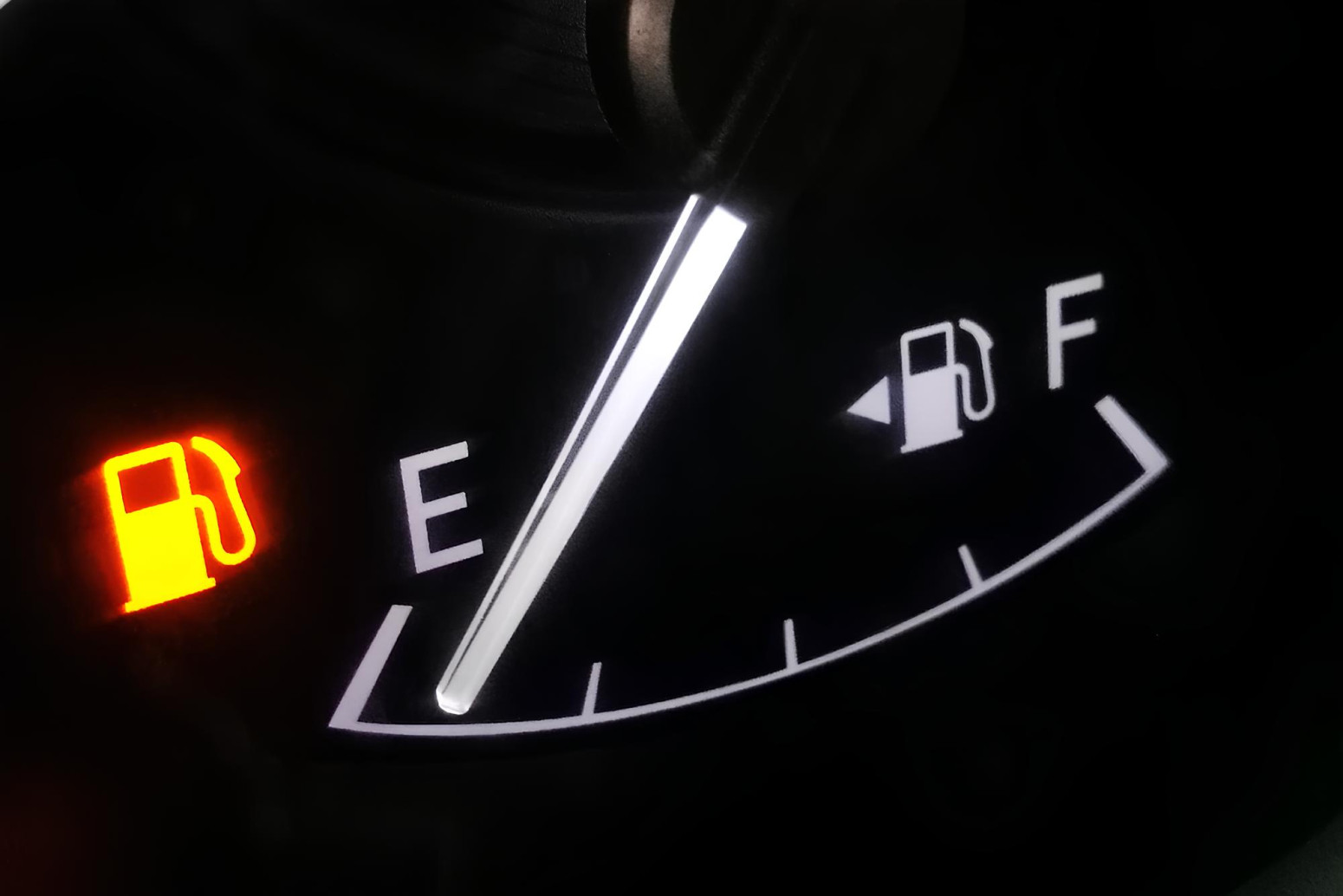 Jedan detalj na automobilu zbunjuje vozače decenijama, a odgovor je jednostavan