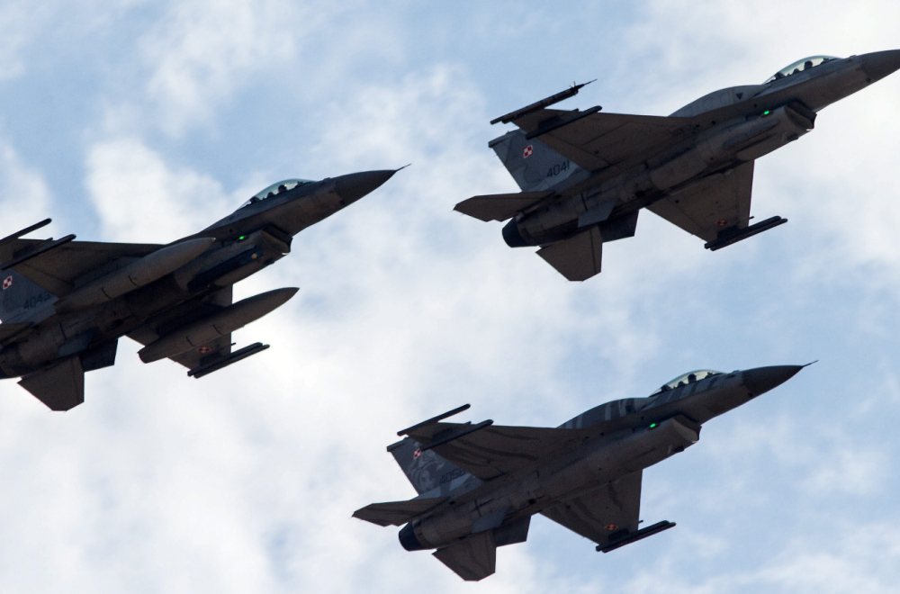 Borbeni avioni gađaju: Sve gori, dižu u vazduh VIDEO