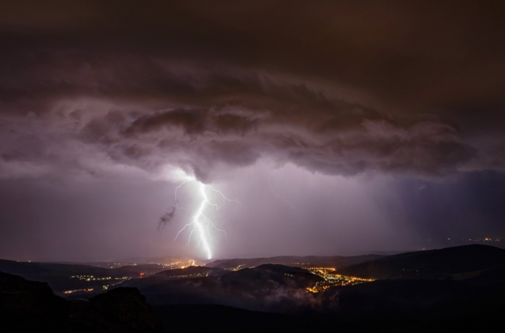 Strašna oluja pogodila hrvatsko primorje: Nestalo struje; Nevreme oduvalo jedrilicu FOTO/VIDEO
