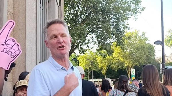 Stiv Ker na ulicama Pariza: "Pa, Olimpijske igre su" VIDEO