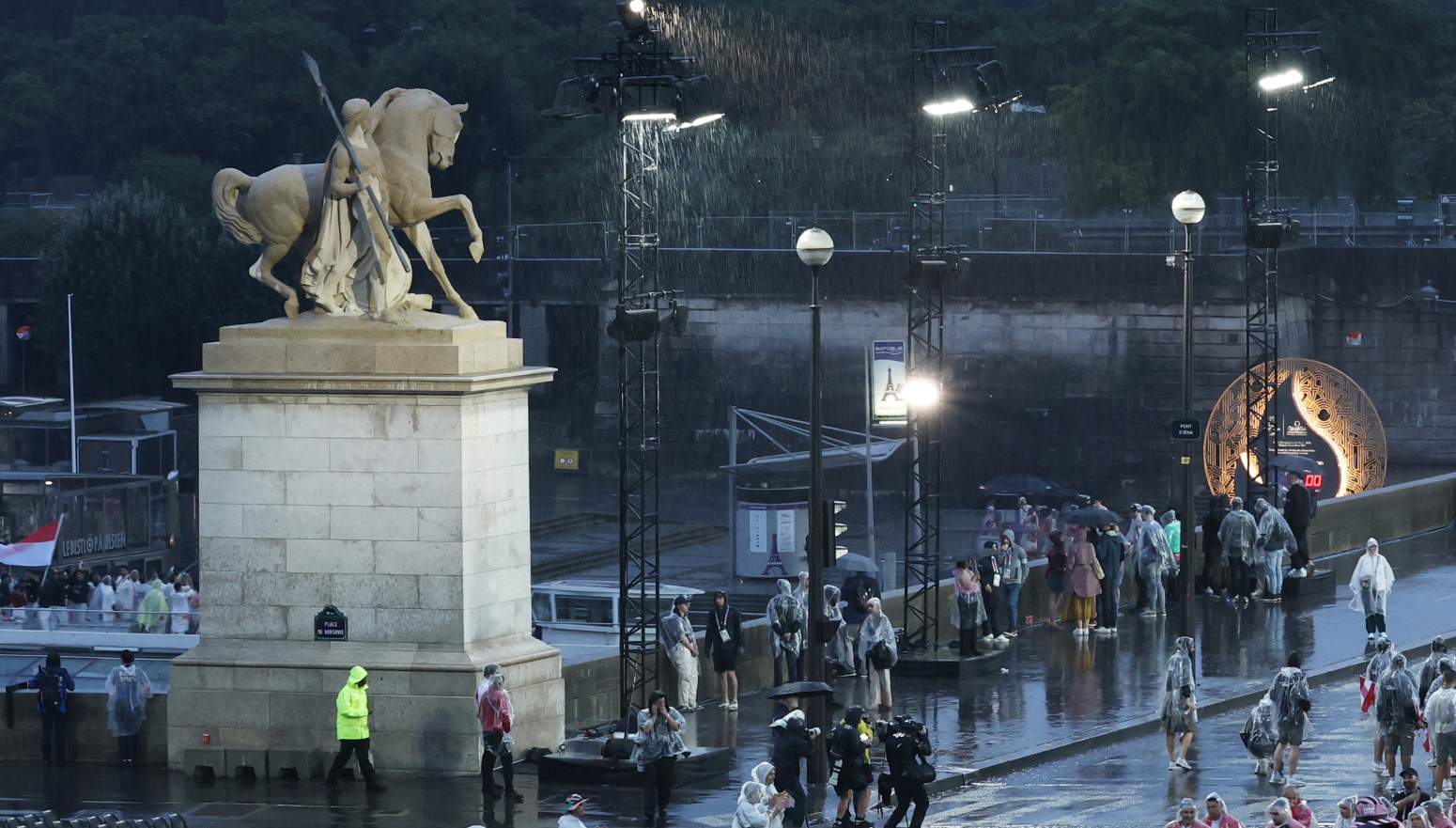 Pariz strepi – sprema se oluja