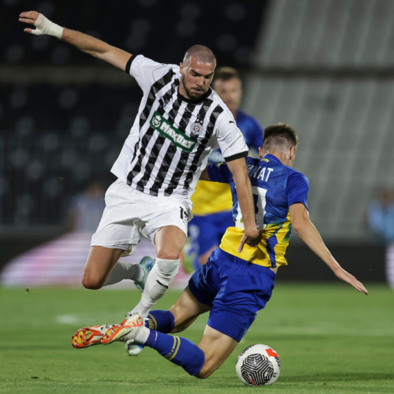 Neko nije čitao ugovor na engleskom – Partizan duguje Mujakiću veliki novac