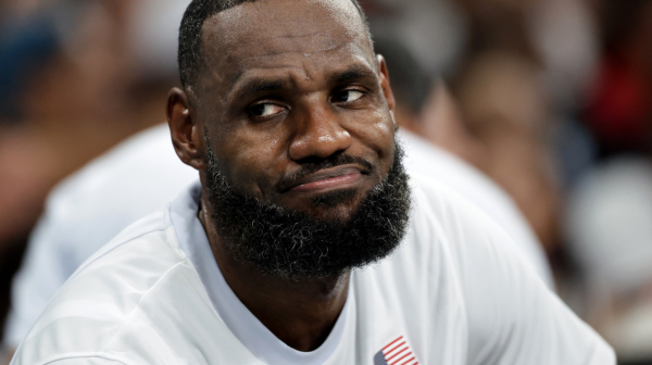 Lebron Džejms iz prvog reda gleda basket – da li je došao zbog srpske trojke?