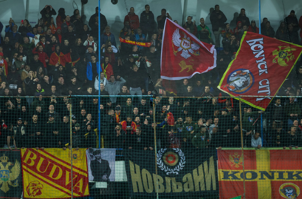 Navijači Crne Gore uspred meča napustili stadion