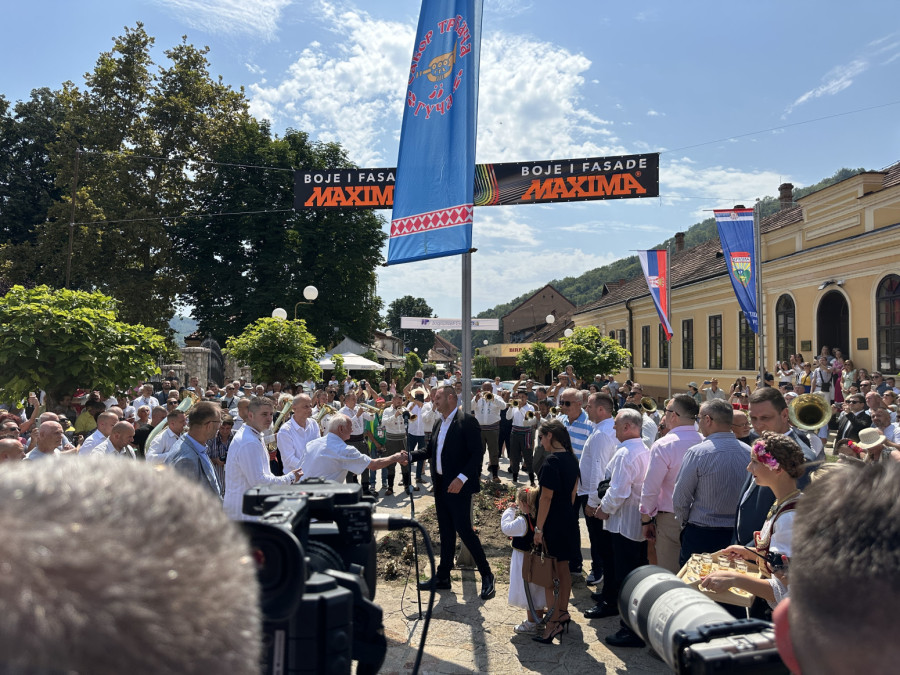 Na prepunom trgu u Guči ispred Spomenika trubaču, Dejan Petrović otvorio 63. Dragačevski sabor trubača