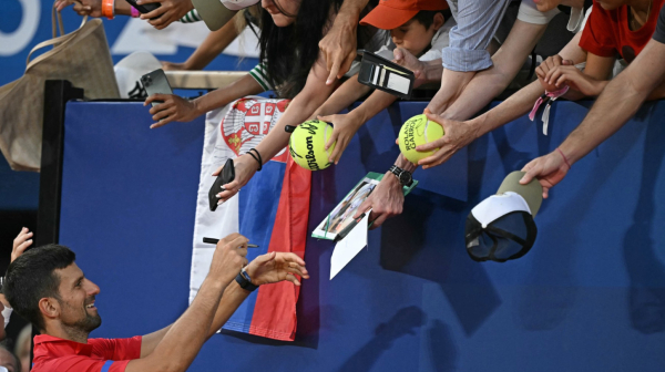 "Izađi mala"! Novak slavio pobedu sa navijačima VIDEO