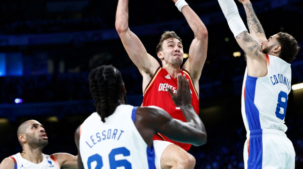 Franc Vagner "naslagao" Francuze – snažno zakucavanje preko Lesora i Kordinijea VIDEO