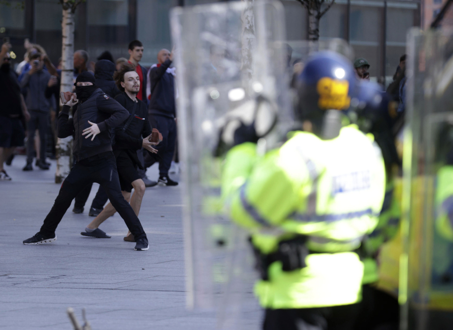 Katastrofa; Masovni neredi zbog ubistva tri devojčice: Lete dimne bombe, cigle, jaja FOTO/VIDEO