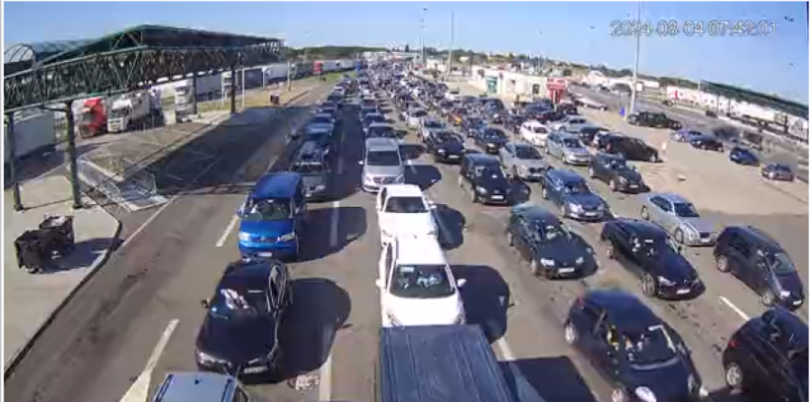 Sve stoji: Čeka se satima FOTO