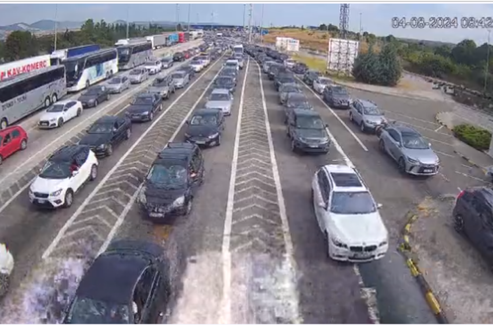 Sve stoji: Čeka se satima FOTO