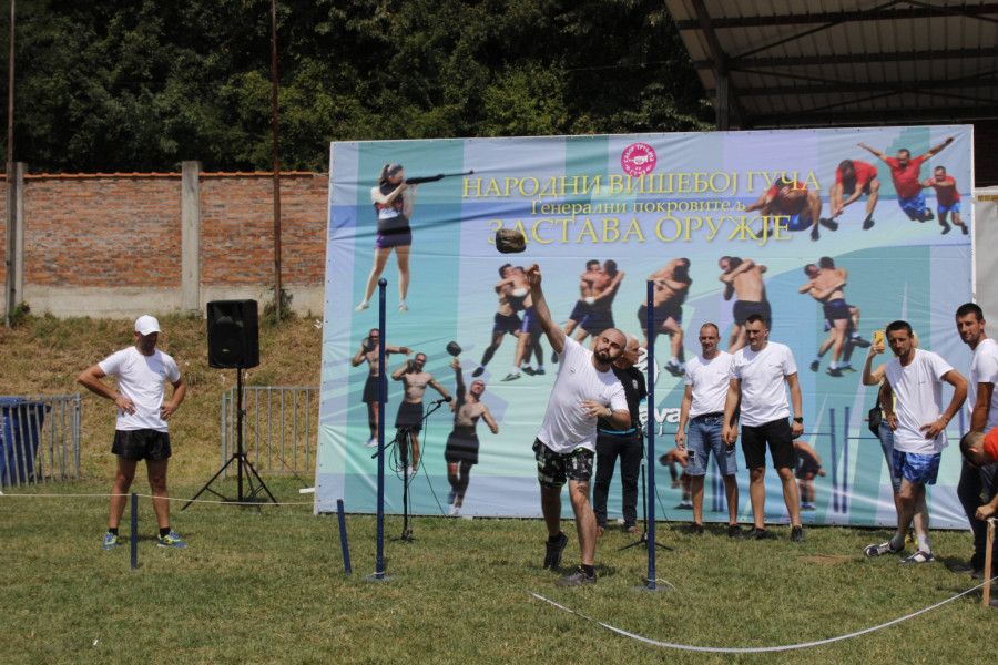 Nesvakidašnje takmičenje u Guči: Momci privukli brojne poglede FOTO