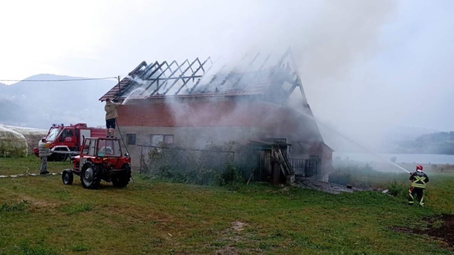 Gromovi su udarali i napravili haos: Vatrena stihija progutala kuću FOTO