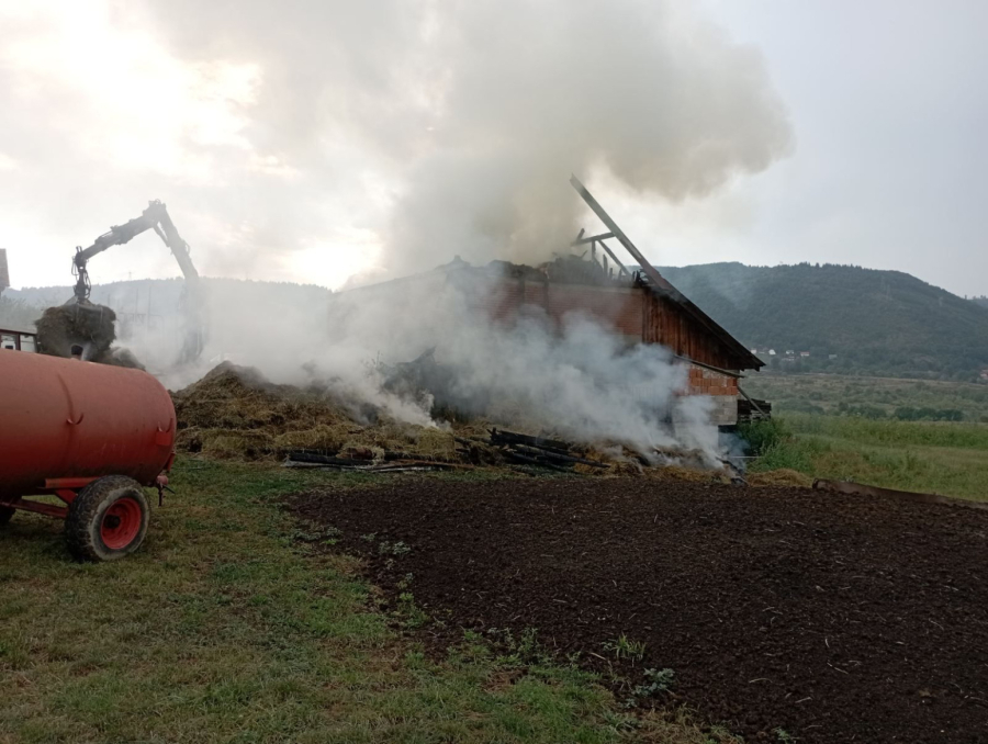 Gromovi su udarali i napravili haos: Vatrena stihija progutala kuću FOTO