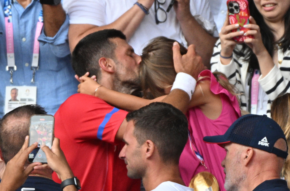 Emocija kao nijedna druga – Novak otrčao u zagrljaj porodici VIDEO