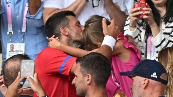 Emocija kao nijedna druga – Novak otrčao u zagrljaj porodici VIDEO