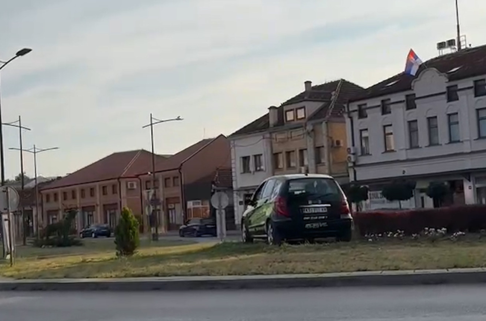 Čudan prizor u centru grada: Zar vozilo auto-škole ovde treba da bude?! FOTO