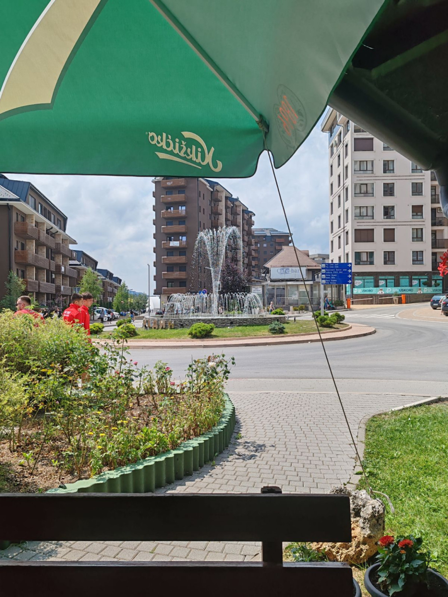 Sve vrvi od turista na Zlatiboru, a cene nikad veće: Komplet lepinja 500 dinara, jedna vožnja 1.500 FOTO