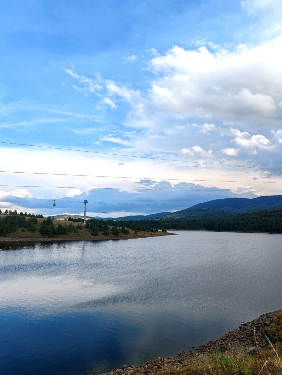 Sve vrvi od turista na Zlatiboru, a cene nikad veće: Komplet lepinja 500 dinara, jedna vožnja 1.500 FOTO
