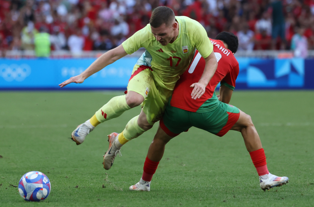 Navijač uleteo na teren i postigao pogodak VIDEO