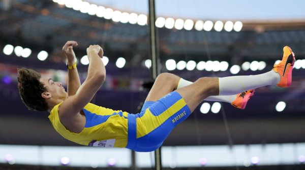 Nestvarni Duplantis leteo Parizom – novi svetski rekord! VIDEO