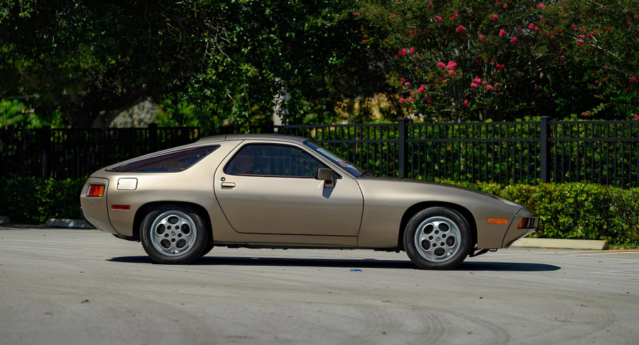 Na njemu je Tom Kruz učio da vozi sa manuelnim menjačem: Prodaje se legendarni Porsche 928